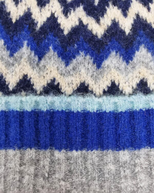 Zigzag-beanie-blue-detail